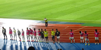 試合後の挨拶をする選手たち