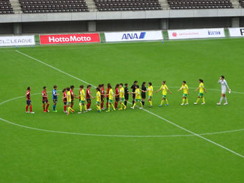 試合終了後の握手をする選手たち