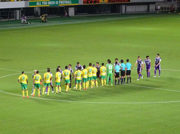 試合後の握手をする選手たち