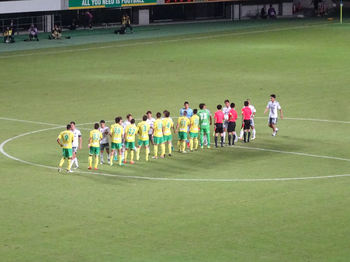 試合終了後の握手をする選手たち