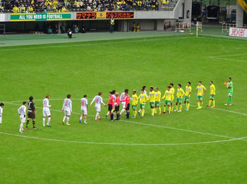 試合終了後の握手をする選手たち