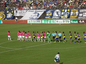 試合終了後の握手をする選手たち