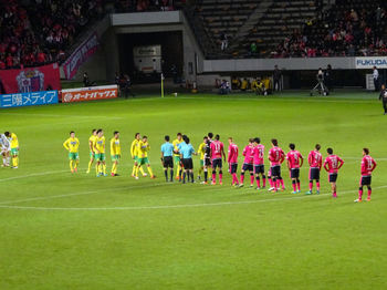 試合終了後の握手をする選手たち