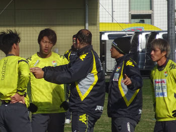 指示を出すエスナイデル新監督