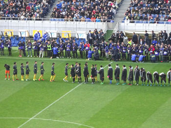 試合前の握手をする両チームの選手たち