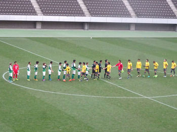 試合後の握手をする選手たち