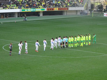 試合終了後の握手をする選手たち