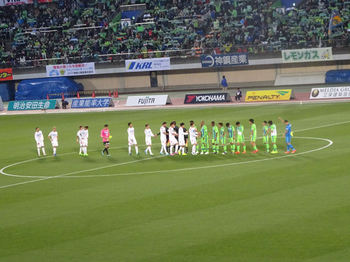 試合終了後の握手をする選手たち