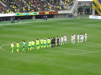 試合終了後の握手をする選手たち