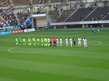 試合終了後の握手をする選手たち