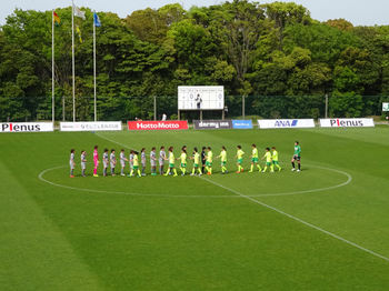 試合後の握手をする選手たち