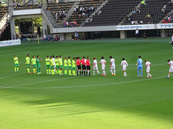 試合後の握手をする選手たち