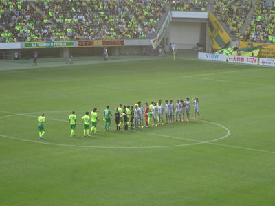 試合後の握手をする選手たち