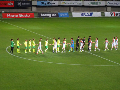 試合後の握手をする選手たち