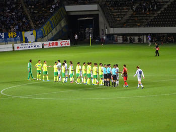 試合終了後の握手をする選手たち