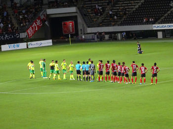 試合終了後の握手をする選手たち