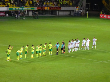 試合終了後の握手をする選手たち