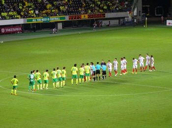 試合後の握手をする選手たち