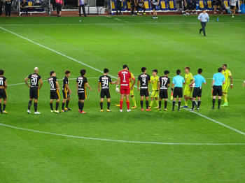 試合後の握手をする両チームの選手たち