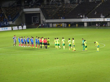 試合終了後の握手をする選手たち