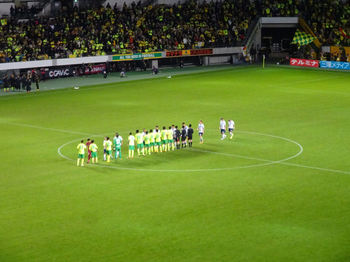 試合後の握手をする選手たち