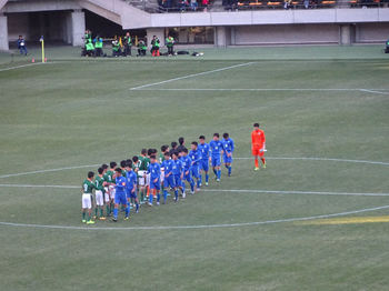 試合後の握手をする選手たち