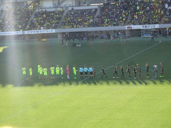 試合終了後の握手をする選手たち